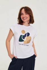 Bluzka z bawełny z nadrukiem biała. Białe bluzki damskie MOODO, l, bez wzorów, z bawełny, bez kołnierzyka, bez ramiączek. Za 39.99 zł.