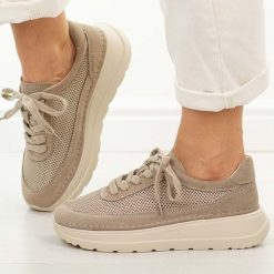 Beżowe skórzane sneakersy damskie T.Sokolski 241. Brązowe półbuty damskie Sokolski, na lato, bez wzorów, z dresówki, casualowe, z okrągłym noskiem, bez obcasa, bez zapięcia. Za 249.00 zł.