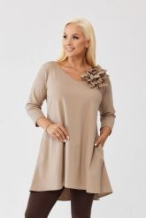 Asymetryczna beżowa tunika Florina z wydłużonym tyłem i odpinanym kwiatem PLUS SIZE XXL OVERSIZE JESIEŃ. Brązowe bluzki damskie Moda Size Plus Iwanek, l, bez wzorów, z nylonu, biznesowe, z asymetrycznym kołnierzem, plus size, bez ramiączek. Za 229.90 zł.