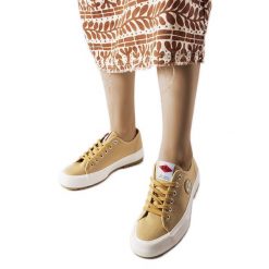 Beżowe trampki Lee Cooper LCW-23-44-1655L beżowy. Brązowe trampki i tenisówki damskie bez wzorów, klasyczne, bez zapięcia. Za 172.26 zł.