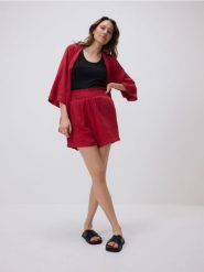 Muślinowa sukienka kimono - intenstywna czerwień. Czerwone sukienki damskie Reserved, l, bez wzorów, z bawełny, bez kołnierzyka, bez ramiączek, mini. W wyprzedaży za 79.99 zł.
