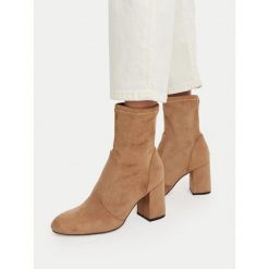 Botki Nine West. Brązowe botki damskie Nine West, bez obcasa, na słupku, bez zapięcia. Za 279.99 zł.