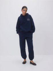 Spodnie dresowe z bawełną - granatowy. Niebieskie spodnie dresowe damskie Reserved, l, bez wzorów, z bawełny. Za 99.99 zł.