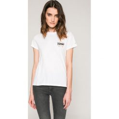 Tommy Jeans - Top. Szare topy damskie Tommy Jeans, z aplikacjami, z bawełny, z okrągłym kołnierzem, z krótkim rękawem. W wyprzedaży za 129.90 zł.