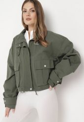 Ciemnozielona Kurtka o Krótkim Fasonie Oversize Pasek przy Kołnierzu i Luźne Rękawy Araoda. Zielone kurtki damskie Born2be, m, bez wzorów, bez kaptura. Za 109.99 zł.