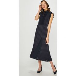 Tommy Hilfiger - Sukienka. Niebieskie sukienki damskie Tommy Hilfiger, bez wzorów, z materiału, eleganckie, bez kołnierzyka, bez ramiączek, midi, rozkloszowane. W wyprzedaży za 799.90 zł.