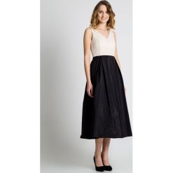 Dwukolorowa rozkloszowana sukienka BIALCON. Białe sukienki damskie BIALCON, w koronkowe wzory, z koronki, eleganckie, z kopertowym dekoltem. W wyprzedaży za 147.00 zł.