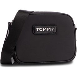Torebka TOMMY HILFIGER - Varsity Nlyon Crossover AW0AW06296 002. Czarne listonoszki damskie Tommy Hilfiger, bez wzorów, z materiału, bez dodatków. W wyprzedaży za 179.00 zł.