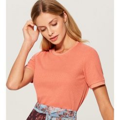 Koszulka z ozdobną lamówką - Pomarańczo. Różowe t-shirty damskie Mohito. Za 49.99 zł.