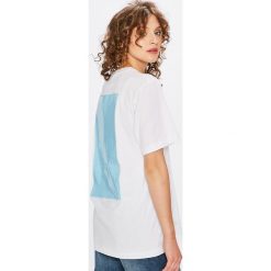 Calvin Klein Jeans - Top. Szare topy damskie Calvin Klein Jeans, z bawełny, z okrągłym kołnierzem, z krótkim rękawem. W wyprzedaży za 219.90 zł.
