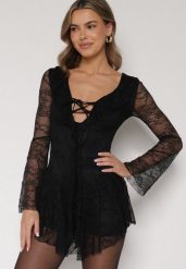 Czarna Koronkowa Sukienka Wieczorowa z Wiązaniem przy Dekolcie Ferolena. Czarne sukienki damskie Born2be, na imprezę, m, bez wzorów, z koronki, eleganckie, bez kołnierzyka, bez ramiączek. Za 169.99 zł.