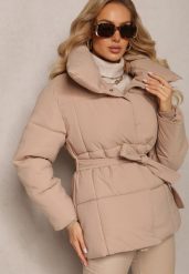 Beżowa Pikowana Kurtka z Paskiem w Talii i Szerokim Kołnierzem Fusteni. Brązowe kurtki damskie Renee, na zimę, l, bez wzorów, z materiału, bez kaptura. Za 239.99 zł.