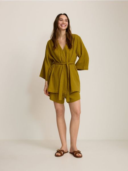 Muślinowa sukienka kimono - oliwkowy. Zielone sukienki damskie Reserved, l, bez wzorów, z bawełny, bez kołnierzyka, bez ramiączek, mini. W wyprzedaży za 89.99 zł.