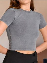 Koszulka crop z efektem sprania - szary. Szare t-shirty damskie Sinsay, l, bez wzorów, bez kołnierzyka. W wyprzedaży za 5.99 zł.