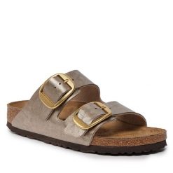 Klapki Birkenstock. Brązowe klapki damskie Birkenstock, bez wzorów, bez obcasa. Za 539.99 zł.