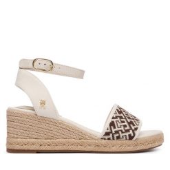 Espadryle Tommy Hilfiger. Brązowe sandały damskie Tommy Hilfiger, bez wzorów, bez obcasa, bez zapięcia. Za 369.99 zł.