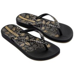 Japonki Ipanema Anat Nature Vii 83650 BD575 czarne. Czarne klapki damskie bez wzorów, z materiału, bez obcasa. W wyprzedaży za 135.01 zł.