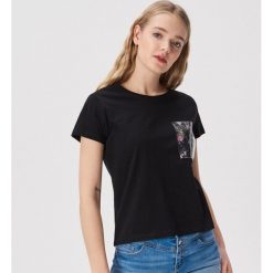 Bawełniany t-shirt z aplikacją - Czarny. T-shirty damskie marki Sinsay. Za 19.99 zł.
