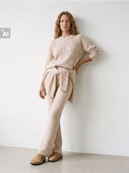 Sweter z ozdobym splotem - beżowy. Brązowe spodnie materiałowe damskie Sinsay, l, z aplikacjami, ze splotem, bez kołnierzyka, bez ramiączek, bez kaptura. Za 59.99 zł.