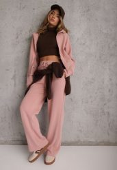 Różowy Prążkowany Komplet Dresowy Bluza z Kapturem i Spodnie Wide Leg Jateia. Czerwone bluzy damskie Renee, l, bez wzorów, z dresówki, z kapturem. Za 169.99 zł.