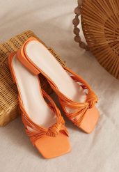 Pomarańczowe Klapki na Płaskim Obcasie ze Splątanymi Paskami Melani. Brązowe klapki damskie Born2be, bez wzorów, eleganckie, bez obcasa, na płaskiej podeszwie. Za 49.99 zł.