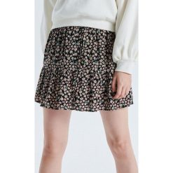 Krótka spódnica w kwiaty - Czarny. Spódnice damskie Cropp. W wyprzedaży za 29.99 zł.