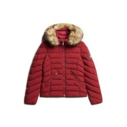 Kurtka puchowa damska z kapturem i sztucznym futrem Superdry Fuji. Czerwone kurtki damskie Superdry., m, z aplikacjami, z puchu, z kapturem. Za 616.95 zł.