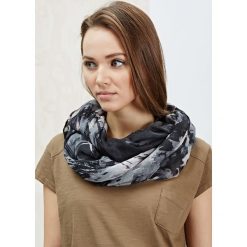 Szalik granatowy w geometryczny wzór. Niebieskie szaliki i chusty damskie MOODO, bez wzorów. Za 4.99 zł.
