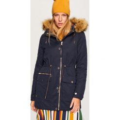 Parka z futerkiem przy kapturze - Granatowy. Parki damskie marki Reserved. W wyprzedaży za 149.99 zł.