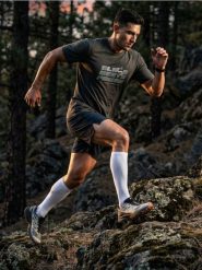 Koszulka z krótkim rękawem slim fit - zielony. Zielone koszulki sportowe męskie Sinsay, l, bez wzorów, bez kołnierzyka, bez ramiączek. Za 25.99 zł.