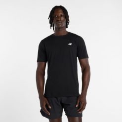 Koszulka męska New Balance MT61O0U4BK – czarna. Czarne koszulki sportowe męskie New Balance, l, bez wzorów, z materiału, bez kołnierzyka, bez ramiączek, do biegania. Za 129.99 zł.