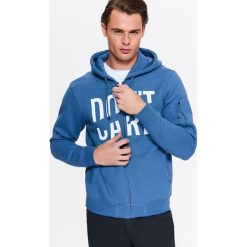 OCIEPLANA BLUZA MĘSKA ROZPINANA Z KAPTUREM I NAPISEM. Bluzy męskie TOP SECRET. W wyprzedaży za 59.99 zł.