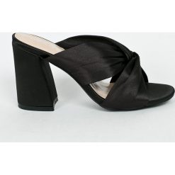 Public Desire - Klapki. Czarne klapki damskie Public Desire, bez wzorów, z materiału, bez obcasa, na obcasie. W wyprzedaży za 49.90 zł.