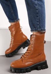 Brązowe Botki Tyviane. Brązowe botki damskie Renee, glamour, z okrągłym noskiem, bez obcasa, na płaskiej podeszwie, bez zapięcia. Za 199.99 zł.