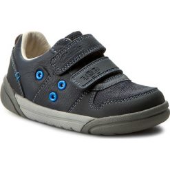 Półbuty CLARKS - Lilfolkpop Inf 261239386 Navy Leather. Niebieskie półbuty chłopięce Clarks, bez wzorów, z materiału, bez zapięcia. W wyprzedaży za 179.00 zł.