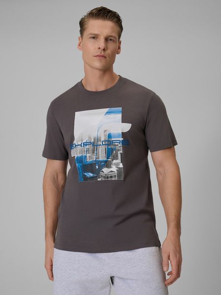 4F T-shirt regular z nadrukiem męski - szary M. Szare t-shirty męskie 4f, m, bez wzorów, z dzianiny, klasyczne, bez kołnierzyka. Za 69.99 zł.