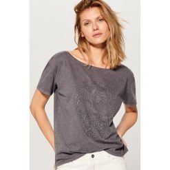 Koszulka z błyszczącą aplikacją - Szary. Szare t-shirty damskie marki Mohito, z aplikacjami. Za 49.99 zł.