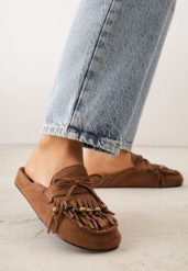 Brązowe Klapki VICES Mule Ozdobione Frędzlami Koralikami i Kokardą Eathelena. Brązowe klapki damskie Renee, bez wzorów, bez obcasa, na płaskiej podeszwie. Za 119.99 zł.