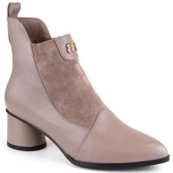 Botki damskie na obcasie beżowe D&A S.Barski Premium Collection MR870-96. Brązowe botki damskie S.BARSKI, ze skóry ekologicznej, eleganckie, bez obcasa, na obcasie, bez zapięcia. Za 165.00 zł.