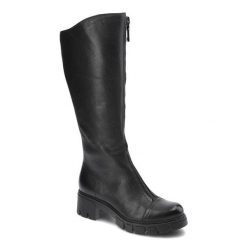 Czarne Kozaki Simen Damskie Eleganckie Buty Zimowe. Czarne kozaki damskie Simen, ze skóry, przed kolano, bez obcasa, na płaskiej podeszwie. Za 529.00 zł.