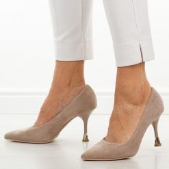 Beżowe zamsz Polskie szpilki damskie Suzana 2201. Brązowe szpilki damskie Suzana, bez wzorów, z zamszu, bez obcasa, bez zapięcia. Za 249.00 zł.