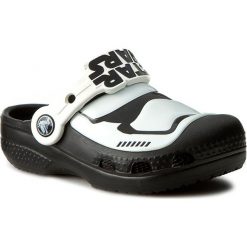 Klapki CROCS - Cc Stormtrooper Clog 203531 Multi. Sandały chłopięce marki Crocs. W wyprzedaży za 139.00 zł.