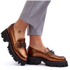 Laura Messi Damskie Skórzane Półbuty Loafersy Z Ozdobą Złote Lyndani złoty. Żółte półbuty damskie z aplikacjami, ze skóry, eleganckie, bez obcasa, na płaskiej podeszwie, bez zapięcia. Za 540.54 zł.