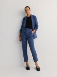 Spodnie jogger z zakładkami - jasnoniebieski. Niebieskie spodnie materiałowe damskie Reserved, l, bez wzorów, z dzianiny. W wyprzedaży za 69.99 zł.