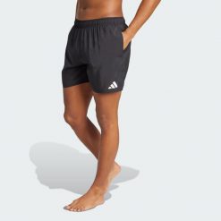Szorty do pływania o długości około 13 centymetrów. Białe krótkie spodenki sportowe męskie Adidas, uniwersalny, bez wzorów, do pływania. Za 139.00 zł.