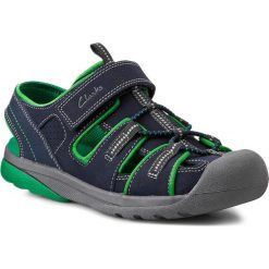 Sandały CLARKS - Ozell Leap Jnr 261052587 Navy Leather. Niebieskie sandały chłopięce Clarks, z materiału, bez zapięcia. W wyprzedaży za 79.00 zł.