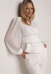 Biała Bluzka Kopertowa VICES z Dekoltem V Bufiastymi Rękawkami i Zaakcentowanymi Ramionami Tine. Białe bluzki damskie Born2be, l, bez wzorów, z jeansu, eleganckie, bez kołnierzyka, bez ramiączek. Za 159.99 zł.