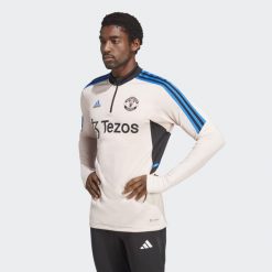 Kurtka z dresu Manchester United Condivo 2022/23. Czerwone bluzy męskie Adidas, s, bez wzorów, z dresówki, do piłki nożnej. W wyprzedaży za 277.40 zł.