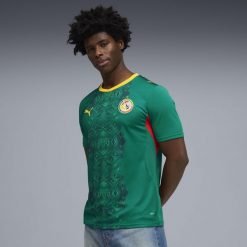 Męska koszulka wyjazdowa Senegal 2026 PUMA. Czerwone koszulki sportowe męskie Puma, m, bez wzorów, z tkaniny, bez kołnierzyka, bez ramiączek, do piłki nożnej. Za 429.00 zł.