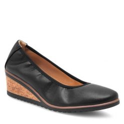 Półbuty Clara Barson. Czarne czółenka damskie Clara Barson, bez wzorów, bez obcasa, na koturnie, bez zapięcia. Za 119.99 zł.
